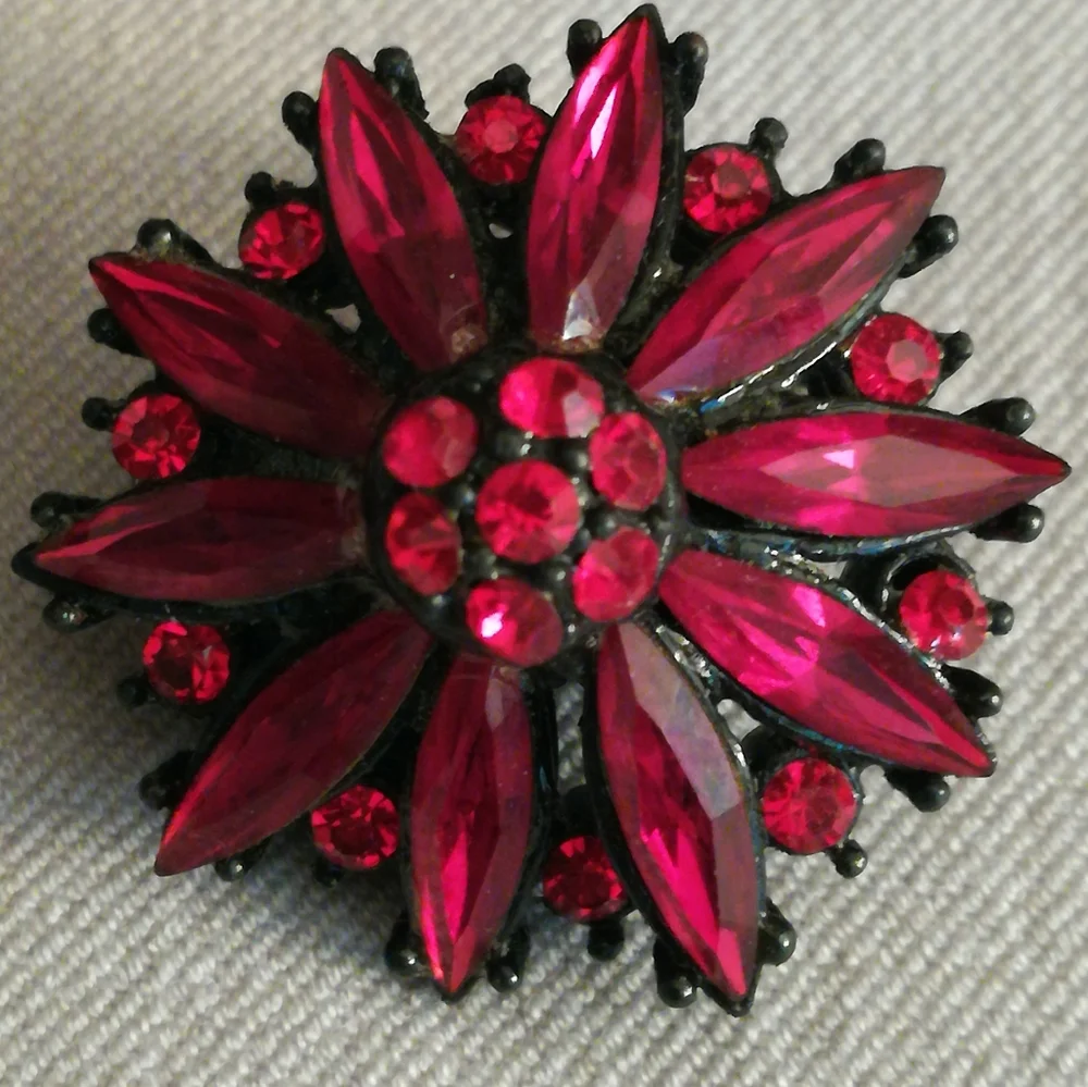 Vintage Ruby Red Rhinestone Clip Earrings - Picture 5 of 6